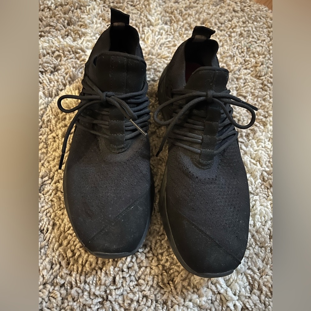 Women’s 8.5 black lane eight tennis shoes